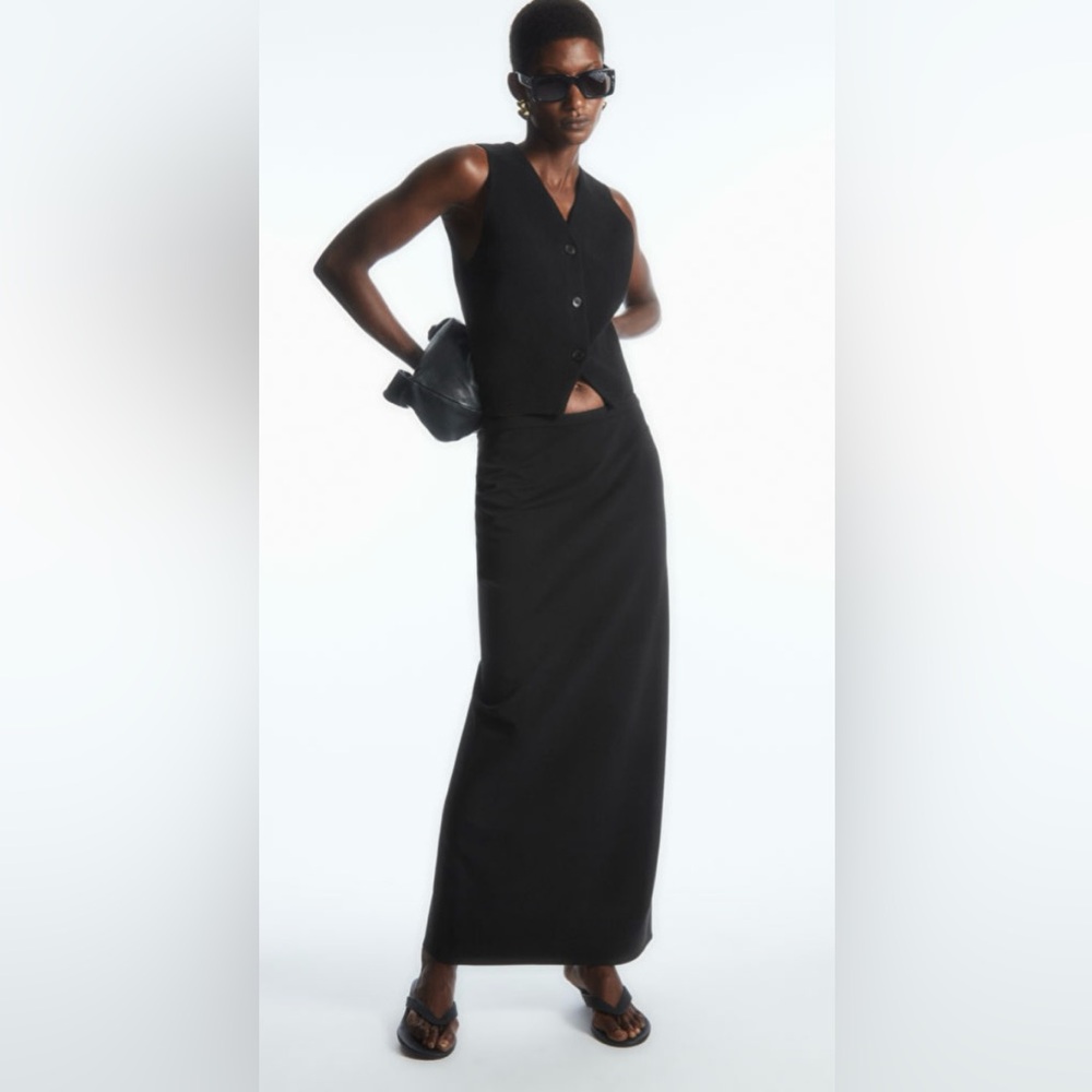 Cos Maxi skirt size XS its ease for movement